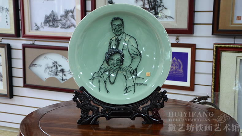 徽藝坊為來(lái)安縣人物館定制的趙小蘭父母人物肖像鐵畫(huà)