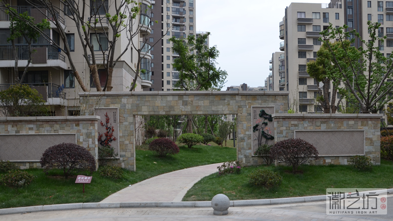 小區(qū)園林景觀——匯成名郡小區(qū)大門裝飾鐵畫(huà)《冬梅》《夏荷》
