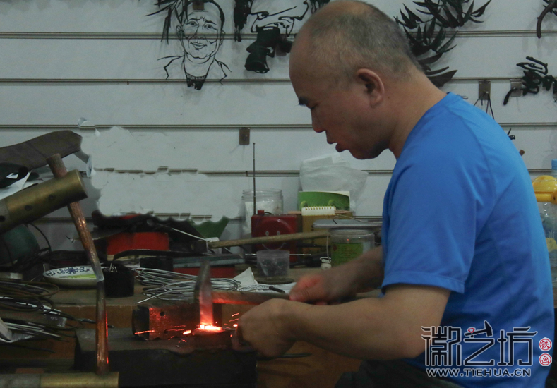 徽藝坊鐵畫藝人魏民春鍛制現(xiàn)場（UIC汪曉攝）