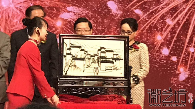 安徽中環(huán)領(lǐng)導贈深交所蕪湖鐵畫以示謝意