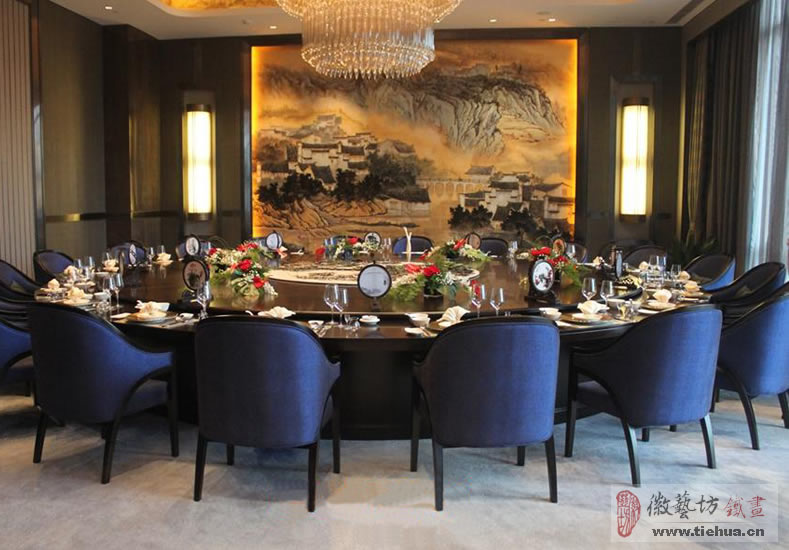 徽藝坊為蕪湖萬達(dá)嘉華酒店原創(chuàng)設(shè)計的餐桌瓷板鐵畫