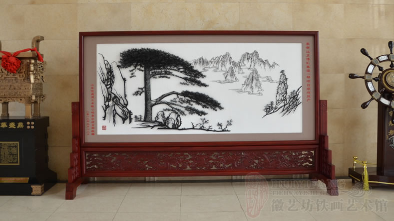 恭賀江蘇博匯集團項目投產(chǎn)定制的慶典禮品紅木雕花迎客松屏風(fēng)